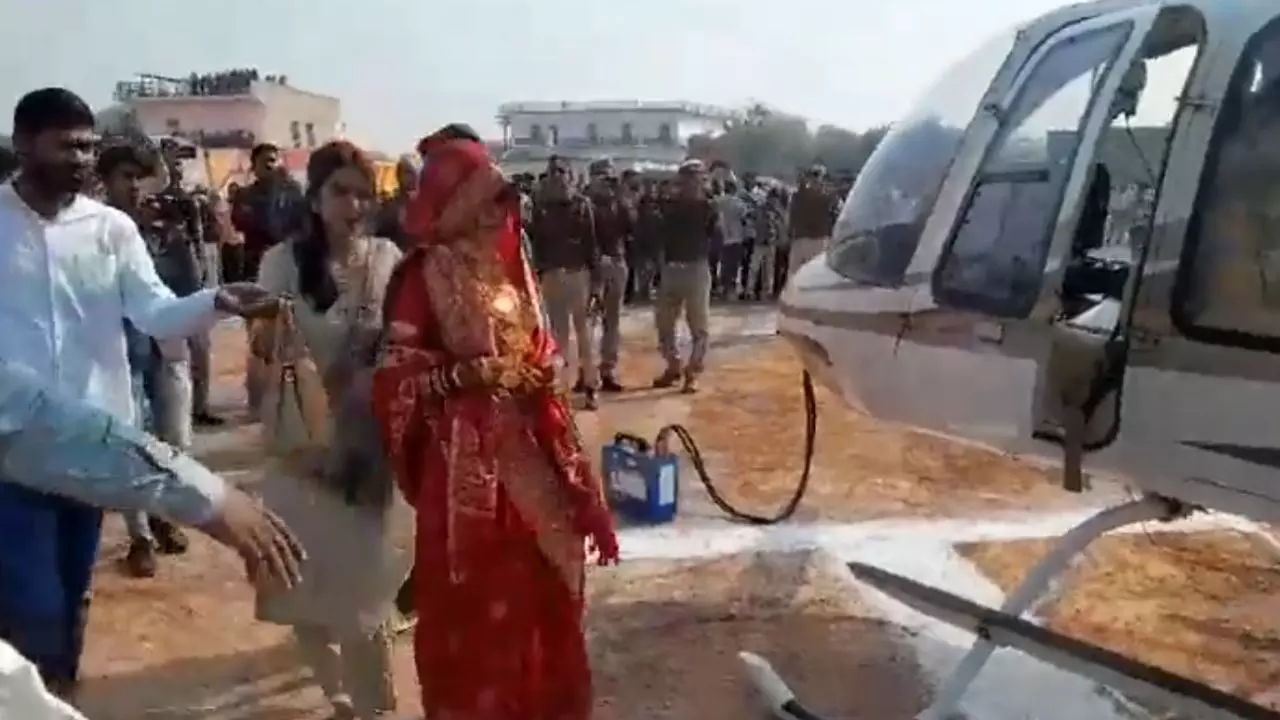 कार से नहीं हेलीकॉप्टर से दुल्हन की हुई विदाई, देखता रह गया पूरा गांव; VIDEO वायरल