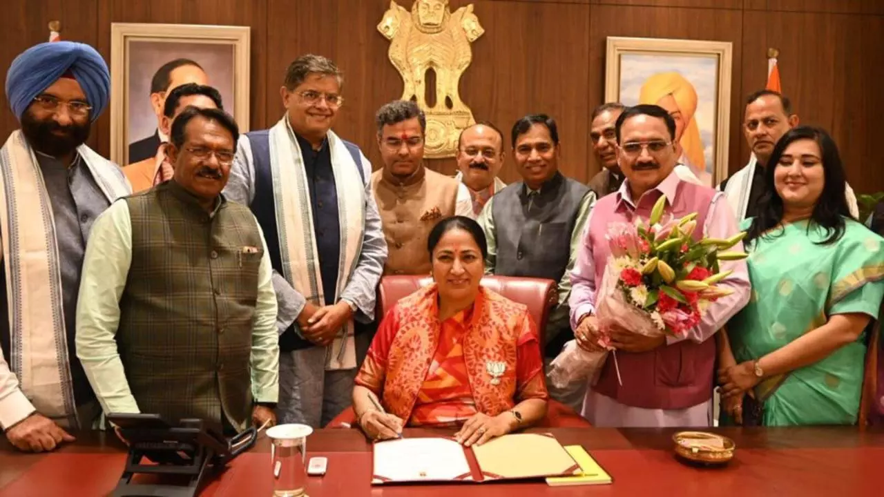 दिल्ली कैबिनेट की पहली बैठक में आयुष्मान योजना लागू, महिलाओं के खाते में कब आएंगे ₹2500? दिल्ली कैबिनेट की पहली बैठक में आयुष्मान योजना लागू, महिलाओं के खाते में कब आएंगे ₹2500?
