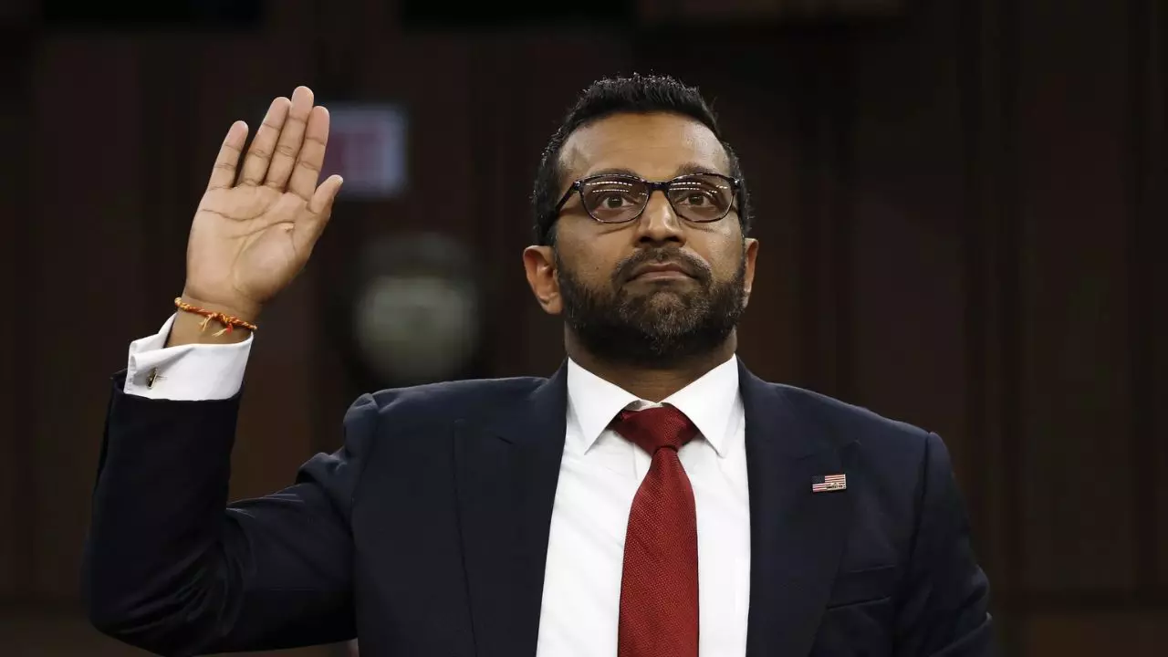 काश पटेल को मिली FBI की कमान, ट्रंप ने क्यों बनाया अपना ख़ास; जानें इनका भारत कनेक्शन काश पटेल को मिली FBI की कमान, ट्रंप ने क्यों बनाया अपना ख़ास; जानें इनका भारत कनेक्शन