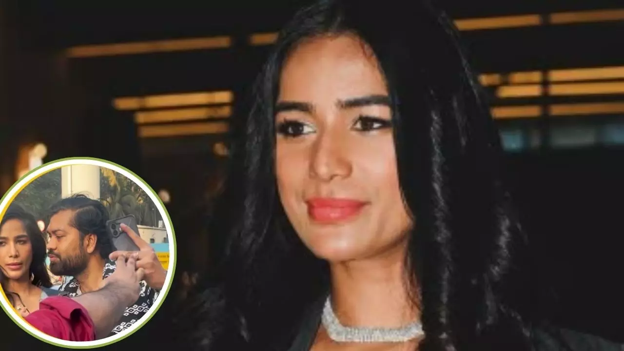 OH NO! कौन कर रहा Poonam Pandey को बीच सड़क पर Kiss करने की कोशिश? देखें VIDEO OH NO! कौन कर रहा Poonam Pandey को बीच सड़क पर Kiss करने की कोशिश? देखें VIDEO