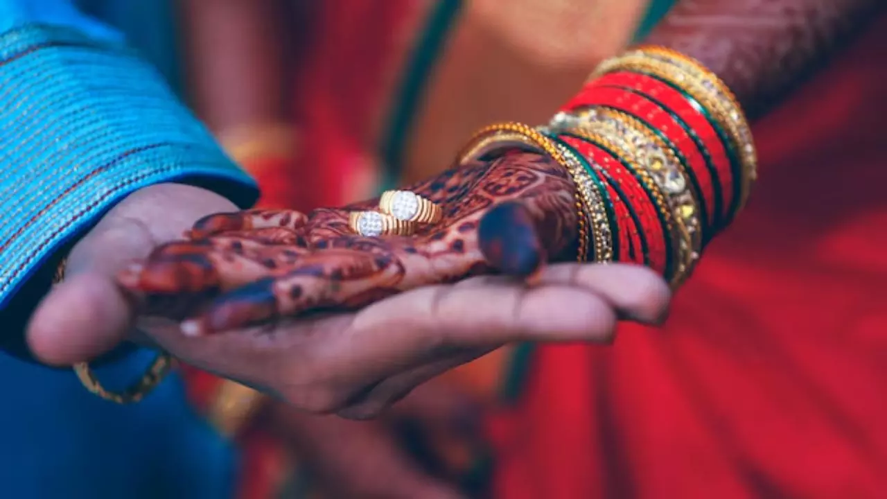 इधर रिसेप्शन में घूमने लगा दूल्हा, उधर BF संग फरार हुई दुल्हन; चौंकाने वाला हुआ खुलासा