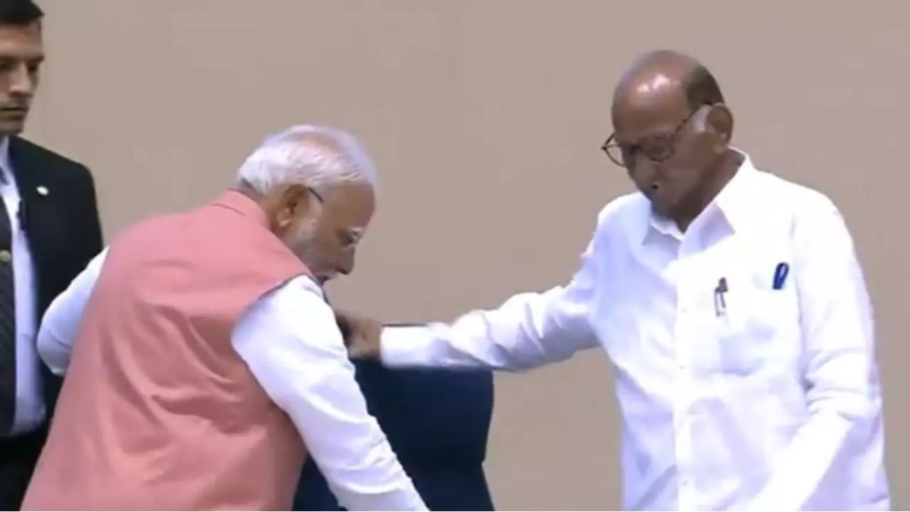 विपक्षी को भी देते हैं सम्मान... शरद पवार को कुर्सी और पानी देने पर लोगों ने की पीएम की तारीफ | Video विपक्षी को भी देते हैं सम्मान... शरद पवार को कुर्सी और पानी देने पर लोगों ने की पीएम की तारीफ | Video