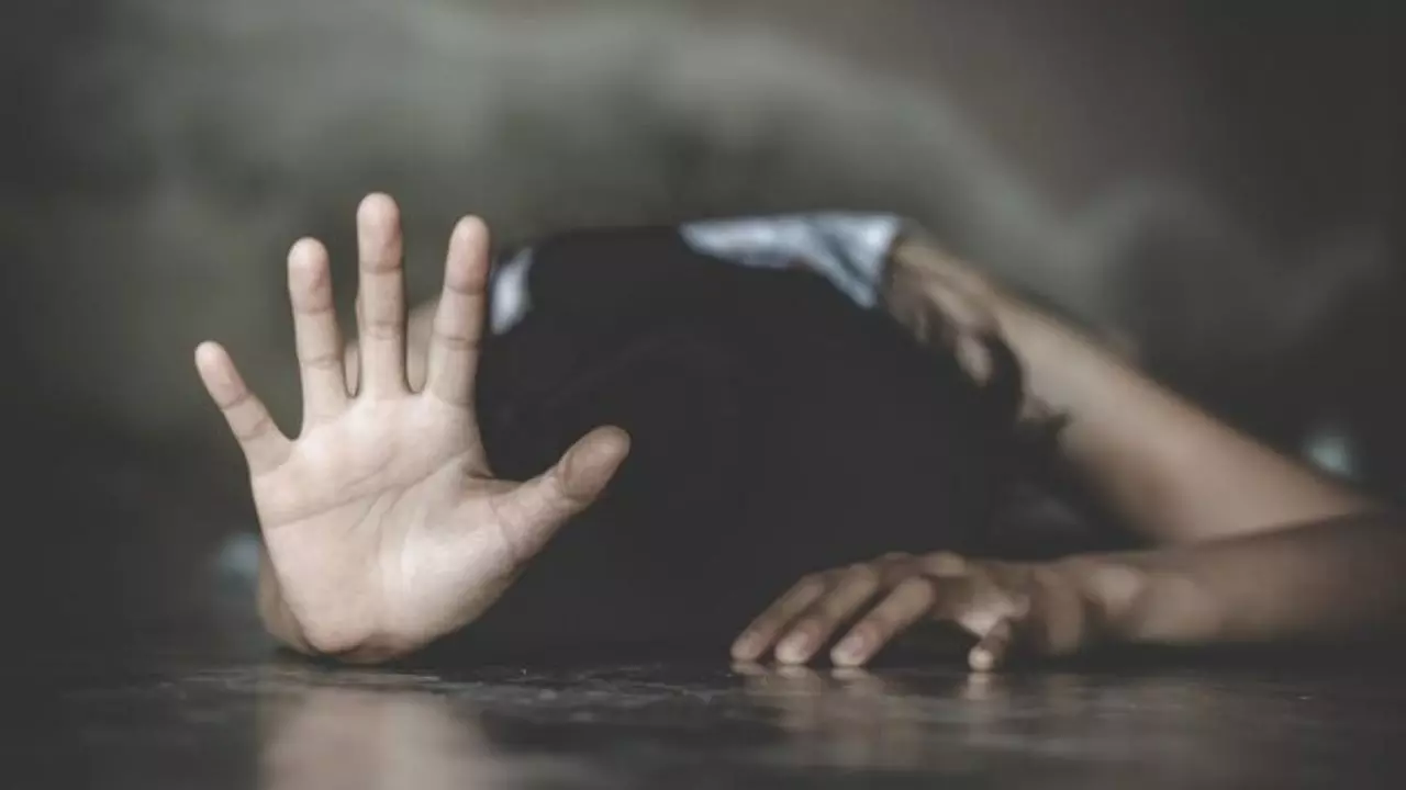 शादी का फंक्शन अटेंड करने पहुंची थी नाबालिग, बाथरूम जाते समय हुआ रेप शादी का फंक्शन अटेंड करने पहुंची थी नाबालिग, बाथरूम जाते समय हुआ रेप