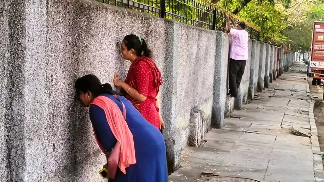 बच्चों की बोर्ड परीक्षा बनी पेरेंट्स का सर दर्द? एग्जाम सेंटर के बाहर फांदने लगे दीवार; तस्वीरें वायरल