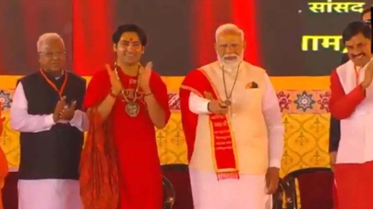 जब से मोदी PM तब से Pak कह रहा मुझे..., शास्त्री ने कही ये बात, पीएम ने निकाली बाबा बागेश्वर की पर्ची जब से मोदी PM तब से Pak कह रहा मुझे..., शास्त्री ने कही ये बात, पीएम ने निकाली बाबा बागेश्वर की पर्ची