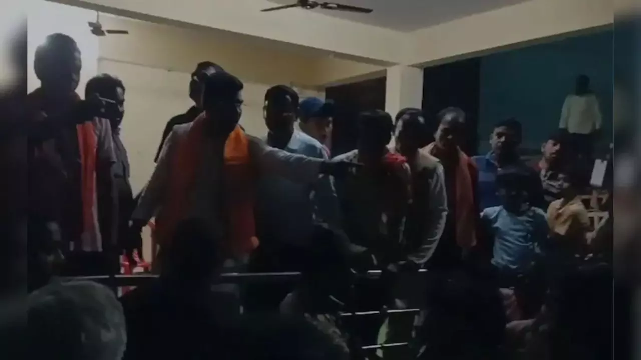कौन है BJP विधायक रोहित साहू, जिन्होंने लोगों से कही हेकड़ी निकालने की बात; VIDEO वायरल कौन है BJP विधायक रोहित साहू, जिन्होंने लोगों से कही हेकड़ी निकालने की बात; VIDEO वायरल