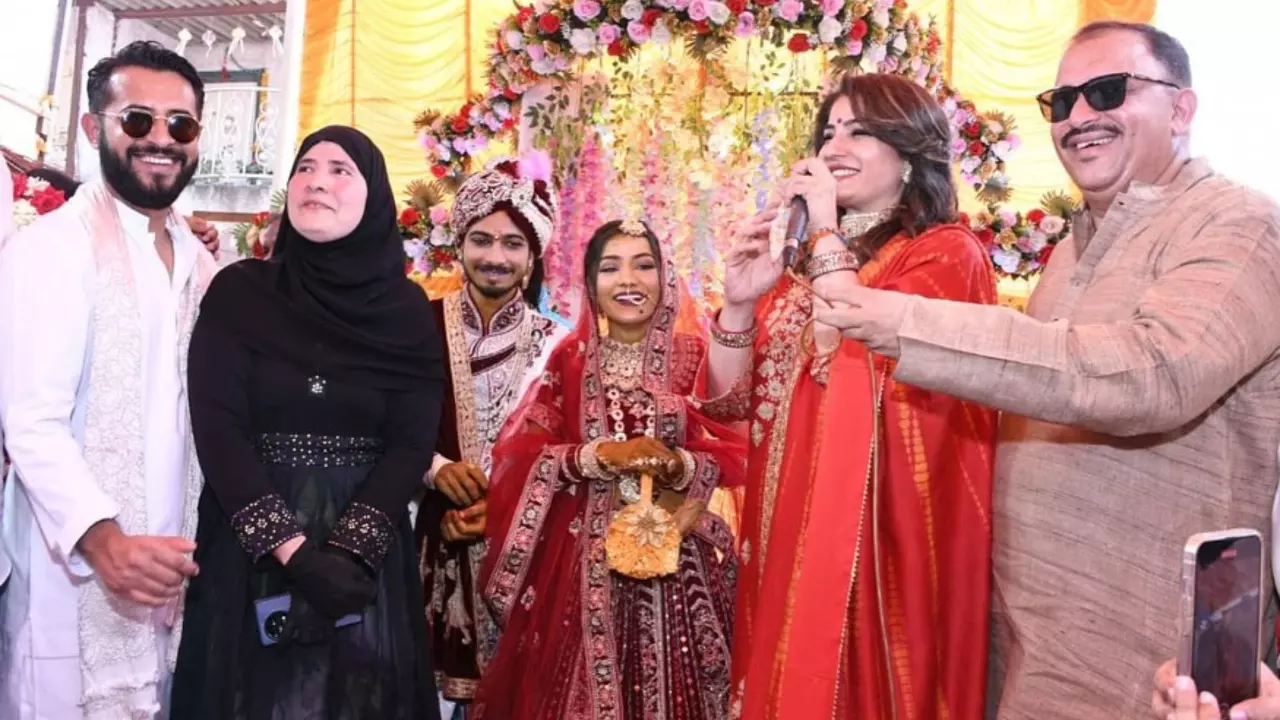 बड़े दिल वाली हैं Raveena Tandon, न्यूली मैरिड कपल को गिफ्ट में दिया अपनी शादी का कंगन
