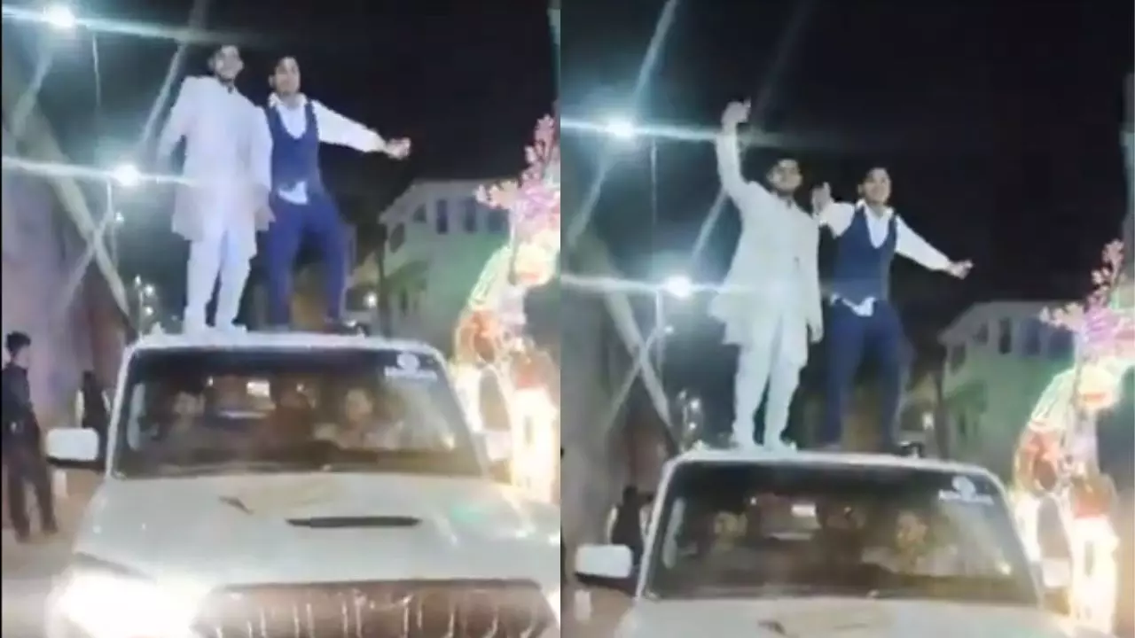 बारात में स्कॉर्पियो की छत पर चढ़कर लगाए ठुमके! पुलिस ने लगाया दो युवकों पर 11 हजार का जुर्माना | VIDEO बारात में स्कॉर्पियो की छत पर चढ़कर लगाए ठुमके! पुलिस ने लगाया दो युवकों पर 11 हजार का जुर्माना | VIDEO