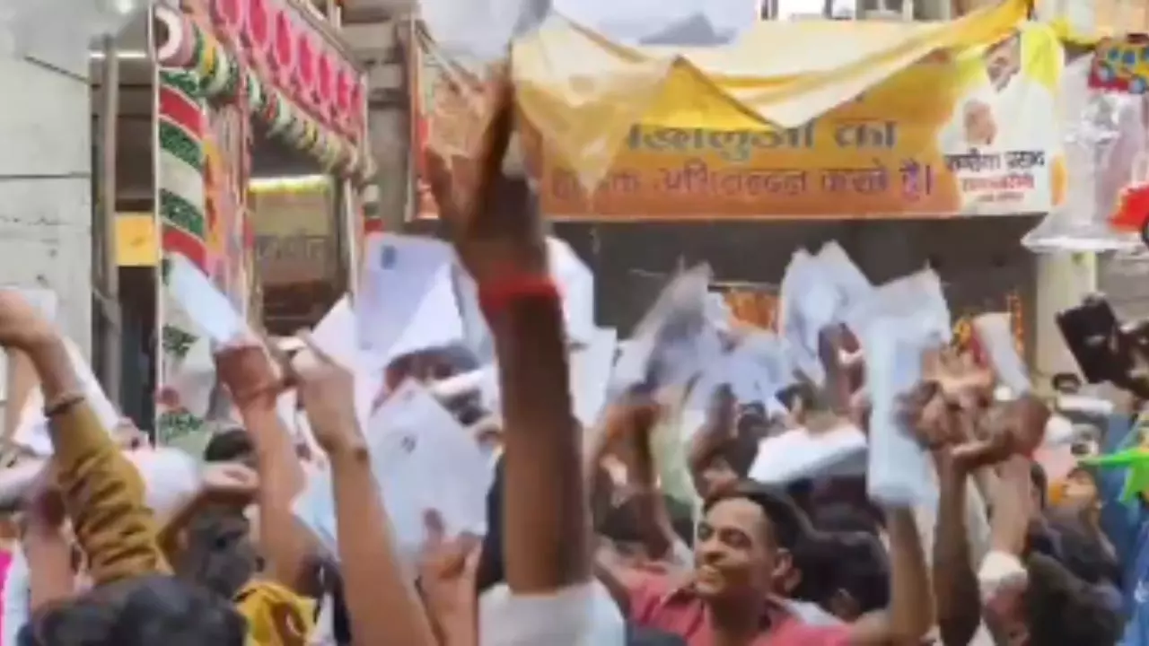 एग्जाम सेंटर से बाहर निकलते ही नाचने लगे छात्र, DJ वाले समेत हर कोई हैरान; VIDEO वायरल
