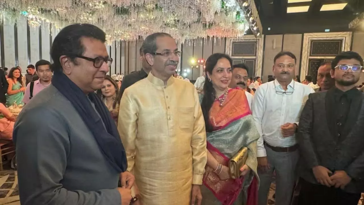 दो जानी दुश्मन भाइयों के बीच की मुस्कुराती तस्वीर कर रही ये इशारा, क्या फिर एक होंगे ठाकरे ब्रदर्स?
