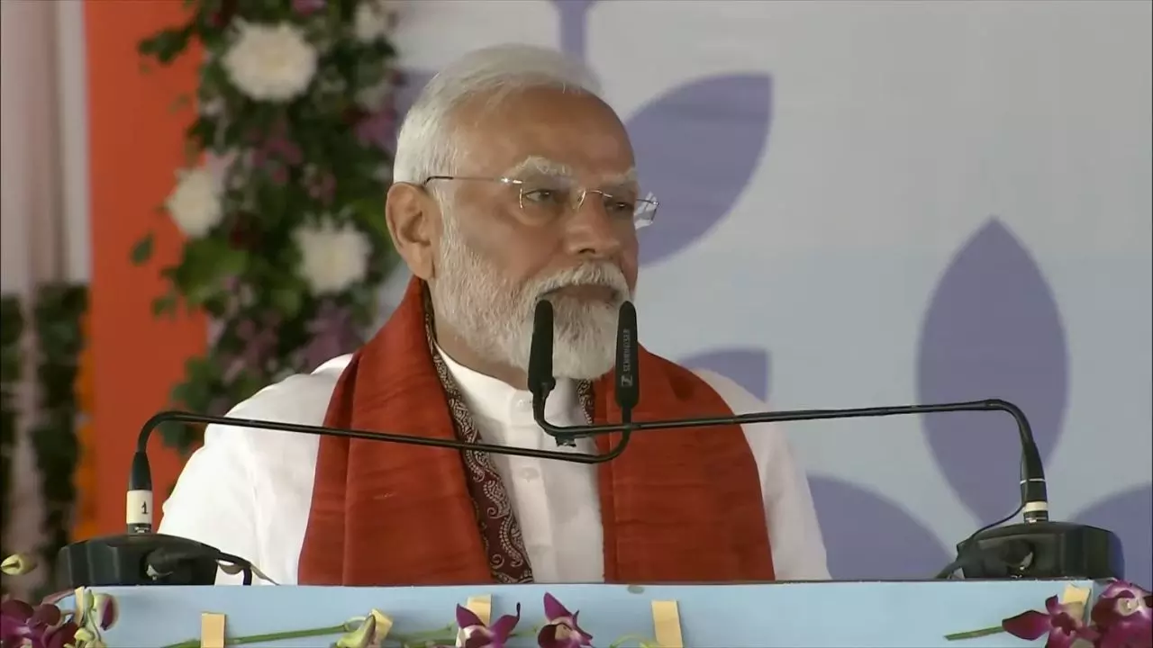 पीएम मोदी ने पहनी मखाने की माला, बताया - नाश्‍ते में कितने दिन खाते हैं ये Super Food