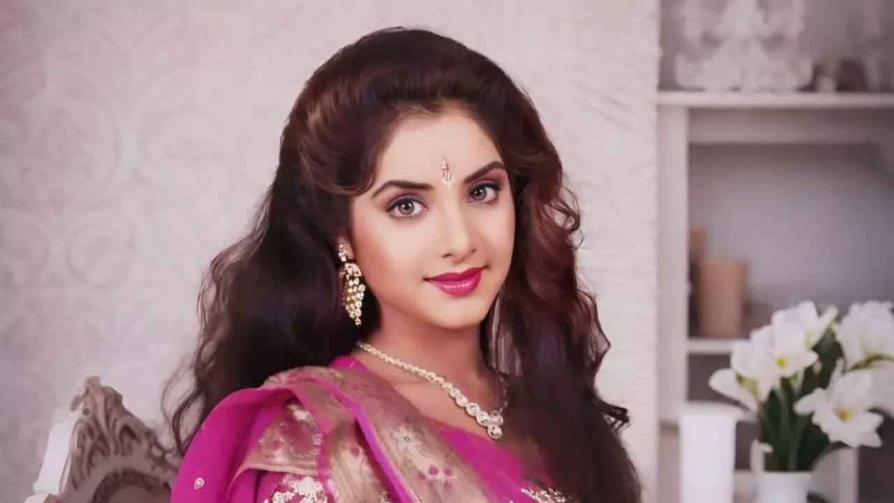 Divya Bharti से बनी सना, मौत से पहले आधी-अधूरी रही ये 14 फिल्में, 18 की उम्र में बन गई थी सबसे बड़ी स्टार