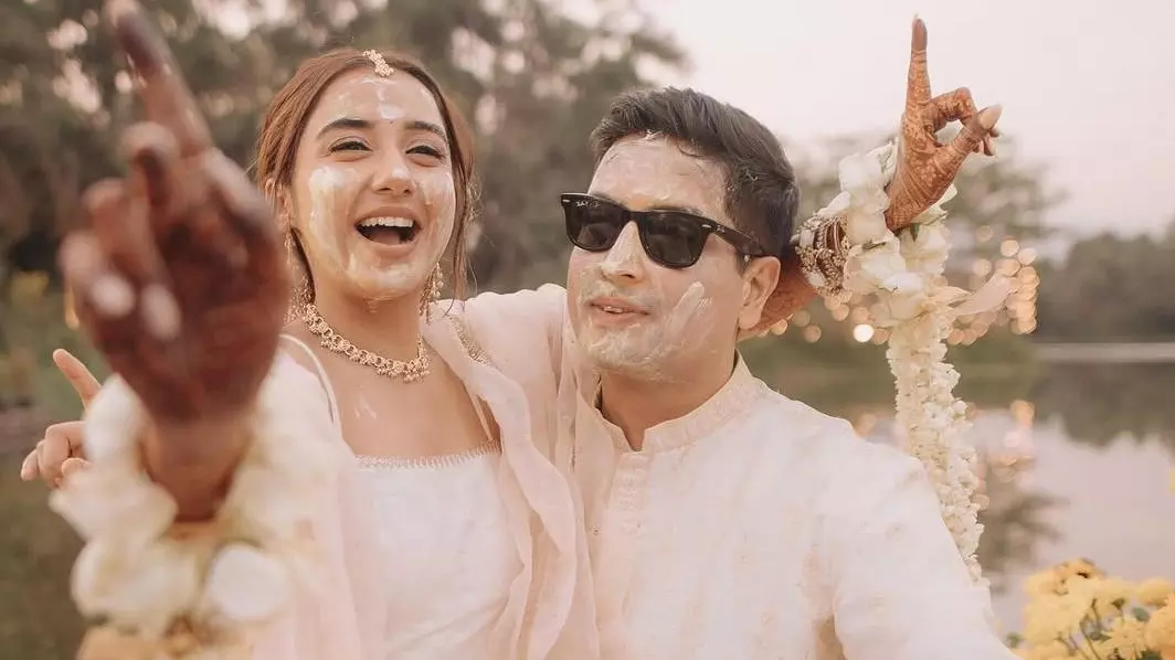 Prajakta Koli ने चेंज किया ट्रेंड, हल्दी के लिए चुना वाइट ऑउटफिट, शादी में पहनेंगी मां की साड़ी
