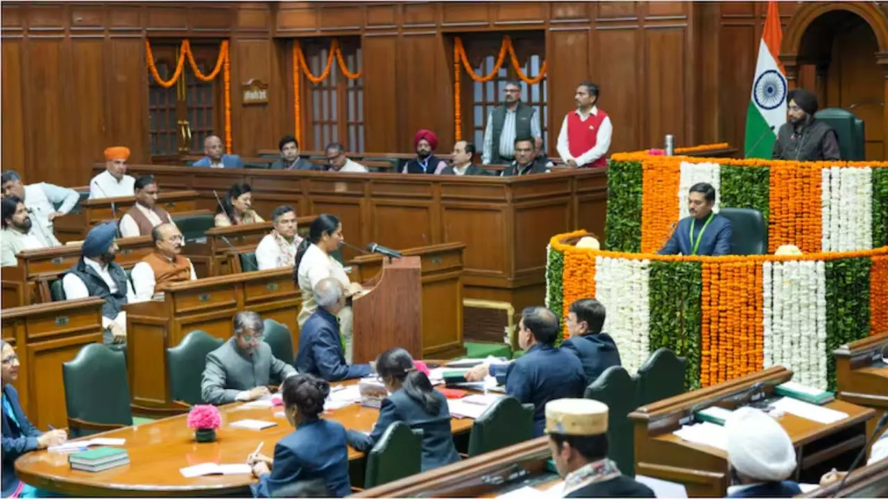 शराब नीति को इधर उधर करने पर लगा 2000 करोड़ का फटका, दिल्ली विधानसभा में CAG रिपोर्ट पेश