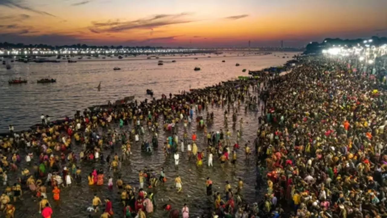 महाशिवरात्रि पर महाकुंभ में महास्नान जारी, भक्तिभाव से रोशन हुआ संगम; प्रशासन की क्या है तैयारी? महाशिवरात्रि पर महाकुंभ में महास्नान जारी, भक्तिभाव से रोशन हुआ संगम; प्रशासन की क्या है तैयारी?