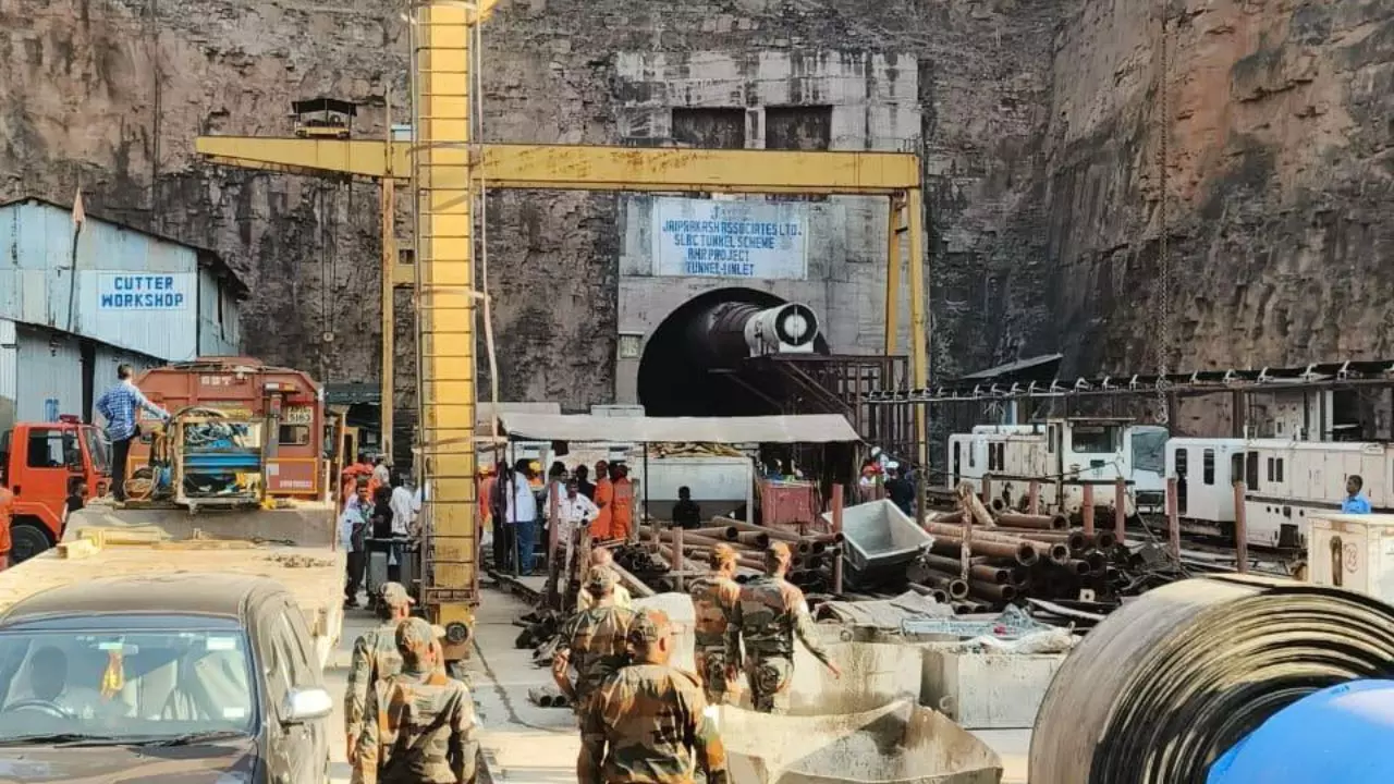 ड्रोन-रोबोट की ली जा रही मदद, अब तक नहीं मिली सफलता; टनल में फंसे मजदूरों को निकालने में लगी 11 एजेंसियां ड्रोन-रोबोट की ली जा रही मदद, अब तक नहीं मिली सफलता; टनल में फंसे मजदूरों को निकालने में लगी 11 एजेंसियां