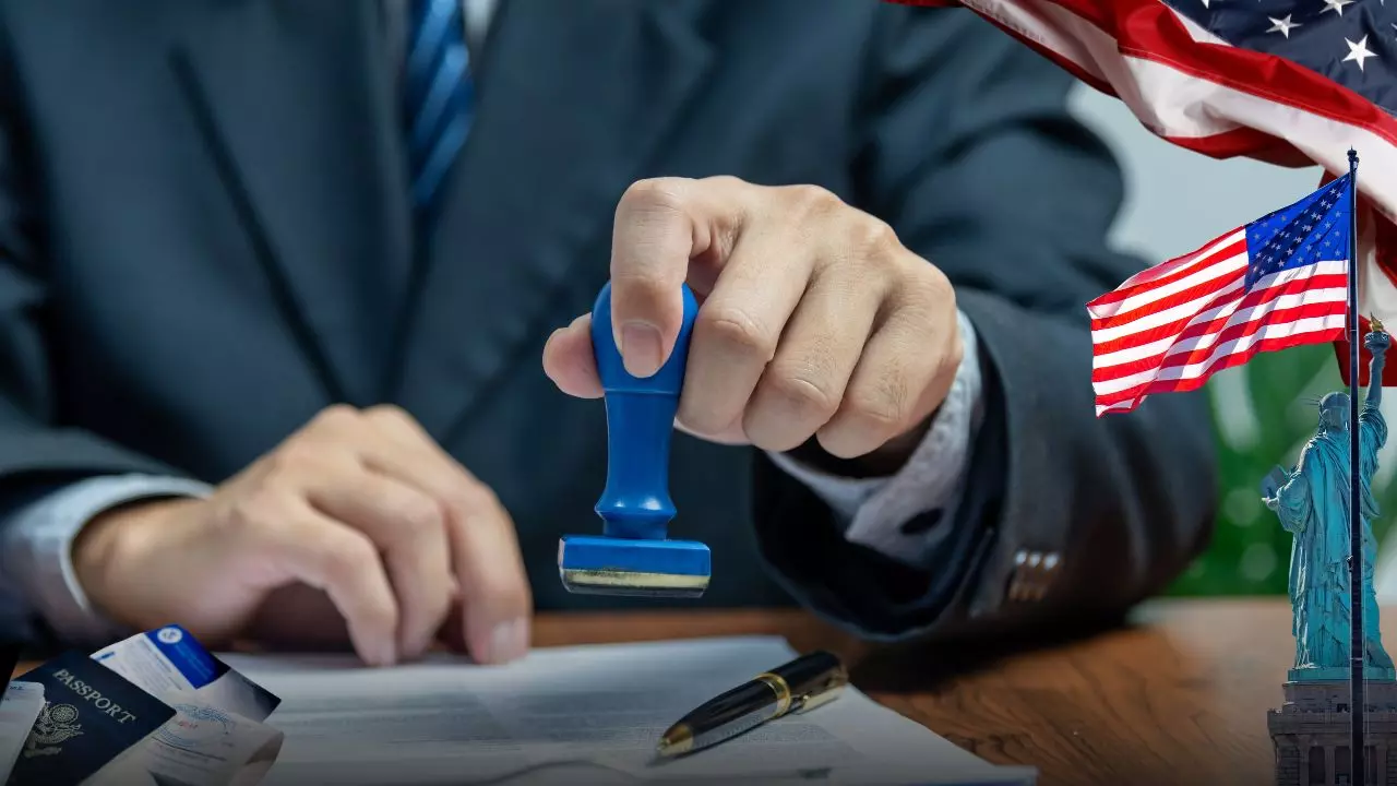अमेरिका में नागरिकता कितनी आसान? जानें ग्रीन कार्ड से कैसे अलग है ट्रंप का गोल्ड कार्ड अमेरिका में नागरिकता कितनी आसान? जानें ग्रीन कार्ड से कैसे अलग है ट्रंप का गोल्ड कार्ड