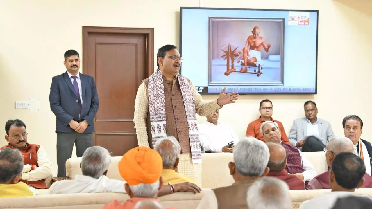 जन-जन तक पहुंचेगी सरकार की योजना! CM भजनलाल ने विधायकों और मंत्रियों को दिए ये निर्देश जन-जन तक पहुंचेगी सरकार की योजना! CM भजनलाल ने विधायकों और मंत्रियों को दिए ये निर्देश