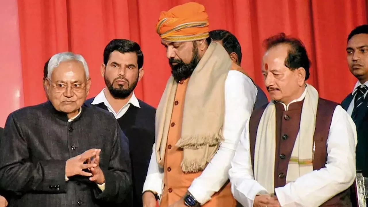 चुनाव से करीब 8 महीने पहले जातीय समीकरण साधने में जुटी नीतीश सरकार, कैबिनेट विस्‍तार का होगा फायदा?