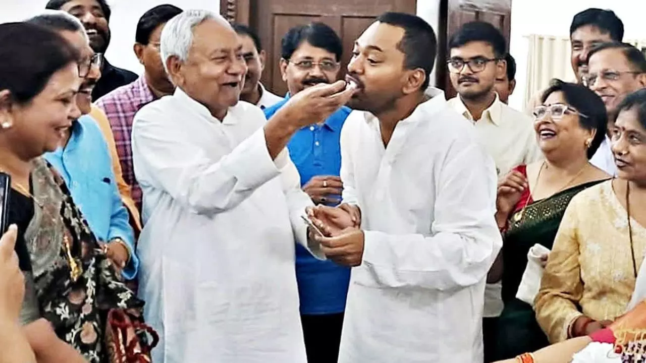पूत के पांव पालने में दिखने लगे! किसके कहने पर इतना खुलकर बोल रहे नीतीश के बेटे निशांत?