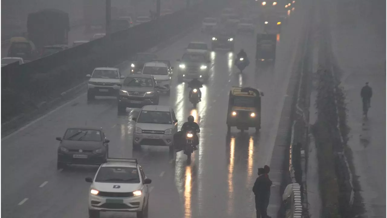 अभी नहीं जाएगी ठंड! दिल्ली-NCR समेत उत्तर भारत के राज्यों में बारिश का अलर्ट