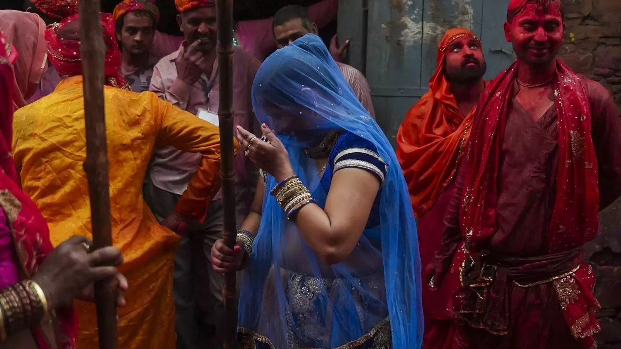 Holi 2025: बरसाना में क्यों प्रसिद्ध है लठमार होली, जानें आखिर कैसे हुई इसकी शुरुआत