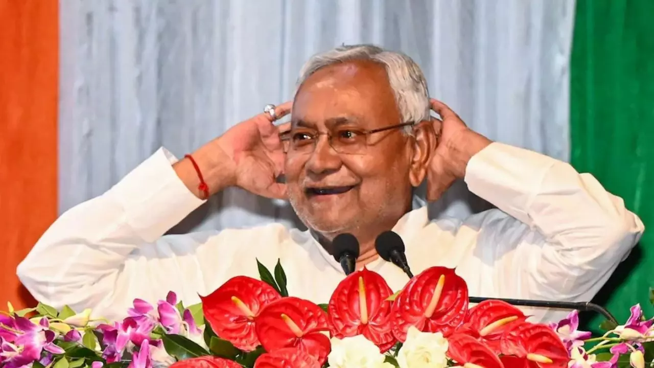 गले में अटका मछली का कांटा और वेजिटेरियन हो गए नीतीश, पढ़ें बिहार के मुख्यमंत्री के पांच अनसुने किस्से