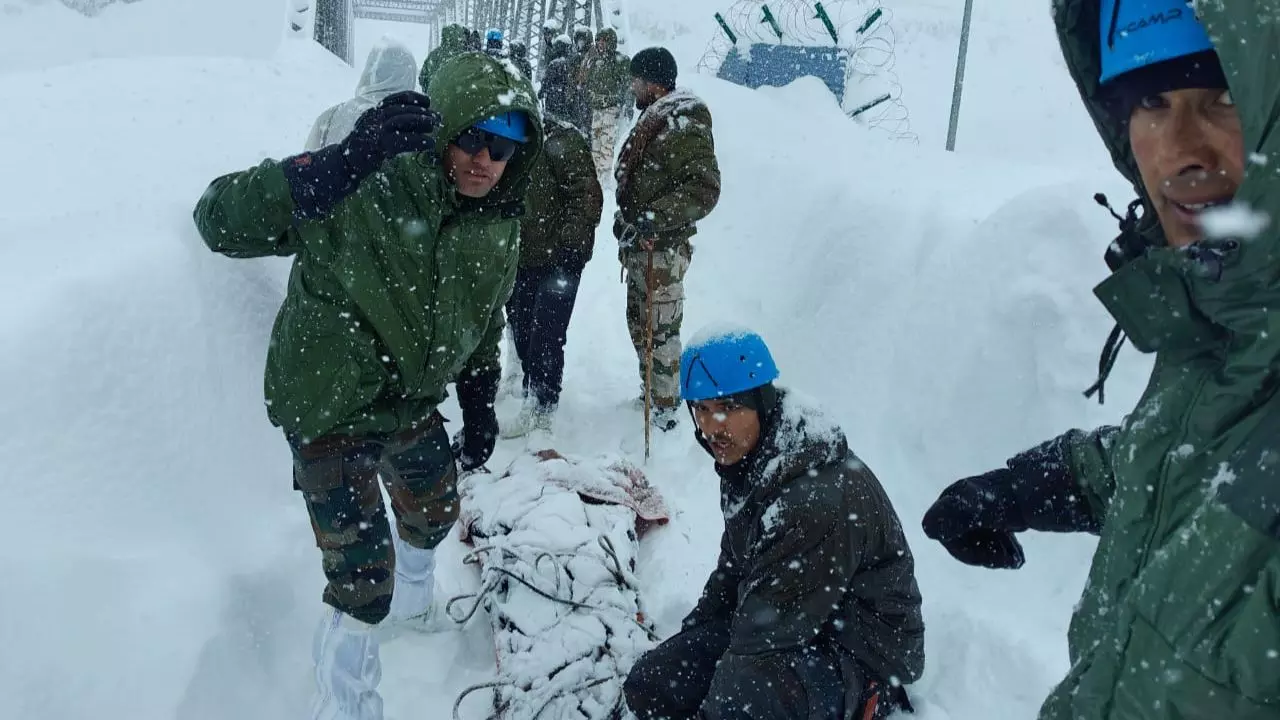 किसी को कंधे पर उठाकर तो किसी को... उत्तराखंड ग्‍लेशियर हादसे के बाद रेस्‍क्‍यू ऑपरेशन के 5 VIDEO