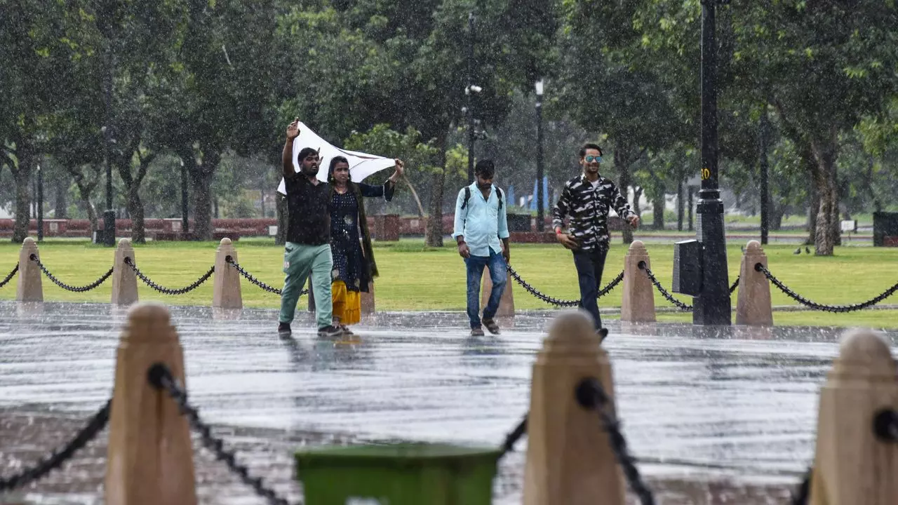 दिल्ली- NCR में बारिश ही बारिश! मौसम विभाग ने उत्तर के कई राज्यों के लिए जारी किया अलर्ट