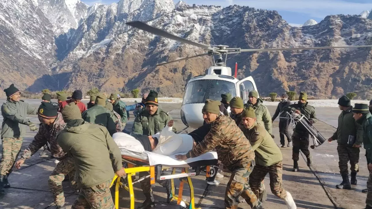 चमोली ग्लेशियर टूटने से 1 मजदूर की मौत, 6 अभी भी फंसे, रेस्क्यू जारी चमोली ग्लेशियर टूटने से 1 मजदूर की मौत, 6 अभी भी फंसे, रेस्क्यू जारी