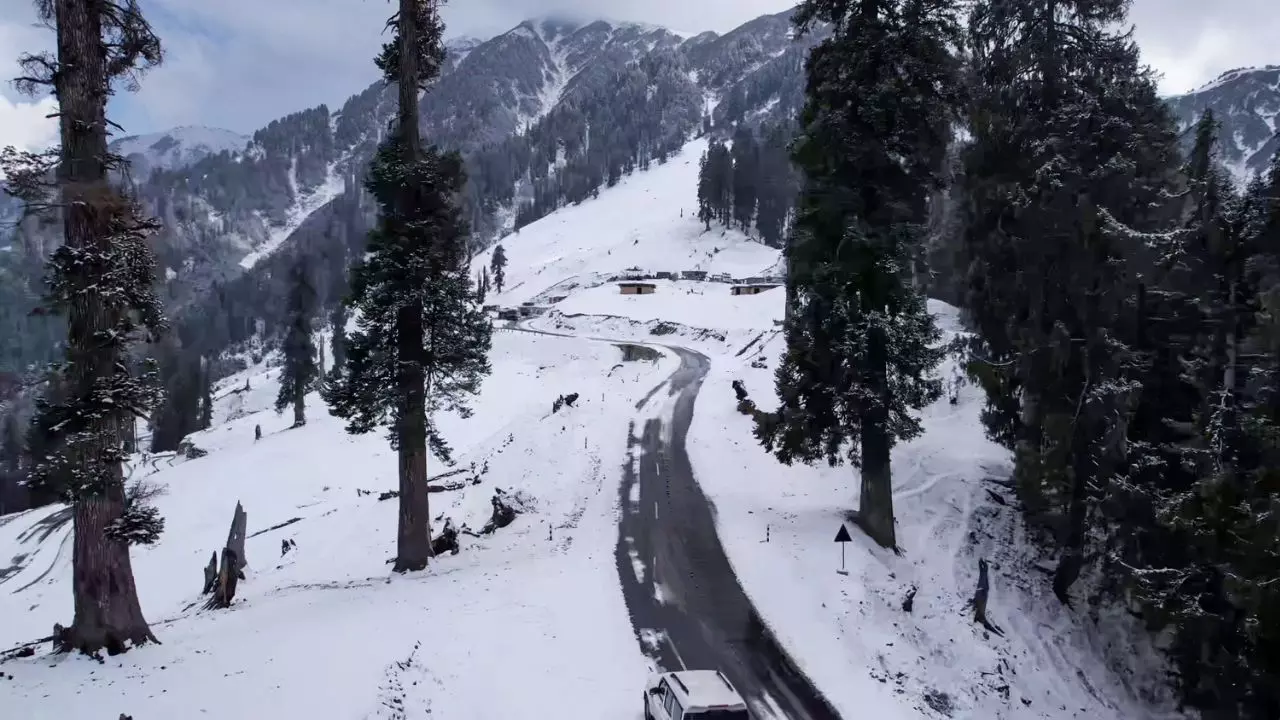 पहाड़ों में आफत की बर्फबारी! हिमाचल से लेकर उत्तराखंड का हाल-बेहाल | VIDEOS पहाड़ों में आफत की बर्फबारी! हिमाचल से लेकर उत्तराखंड का हाल-बेहाल | VIDEOS
