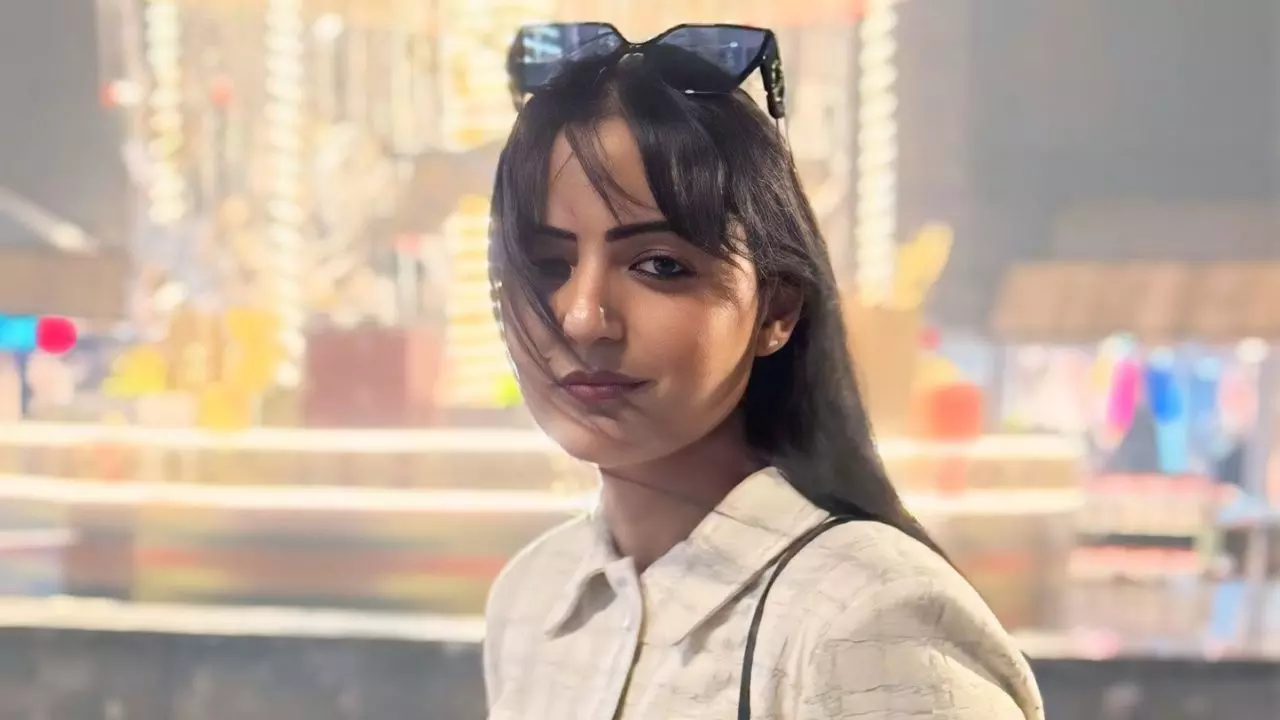 कौन हैं Shehla Rashid? जिसने इंडियन आर्मी के खिलाफ उगली थी आग, अब देशद्रोह केस से मिली राहत