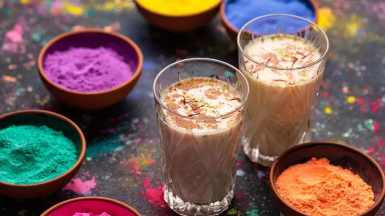 Holi 2025: जानें कैसे शुरू हुई होली पर भांग पीने की परंपरा? Holi 2025: जानें कैसे शुरू हुई होली पर भांग पीने की परंपरा?