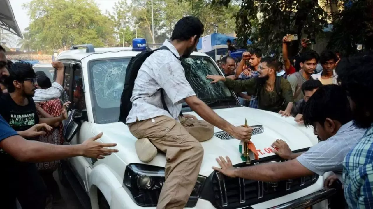 छात्रों पर गाड़ी चढ़ाई या कुछ और है मामला, जादवपुर यूनिवर्सिटी के छात्रों ने ब्रत्य बसु को क्यों बनाया बंधक?