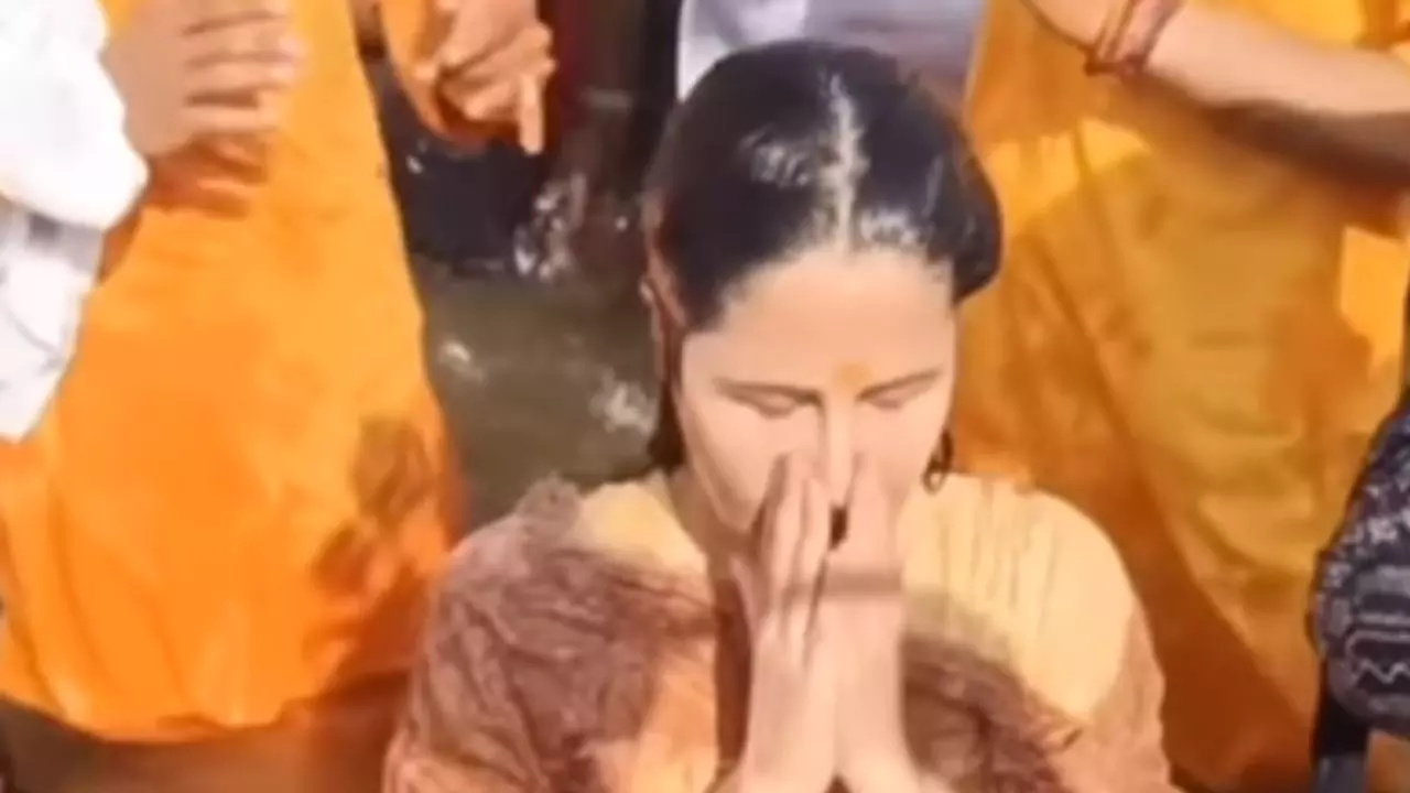 ये मैं और मेरा भाई, सामने कैटरीना कैफ डुबकी लगाते बनाई VIDEO; लोग बोले- यमराज कहेंगे ये मैं और मेरी टीम