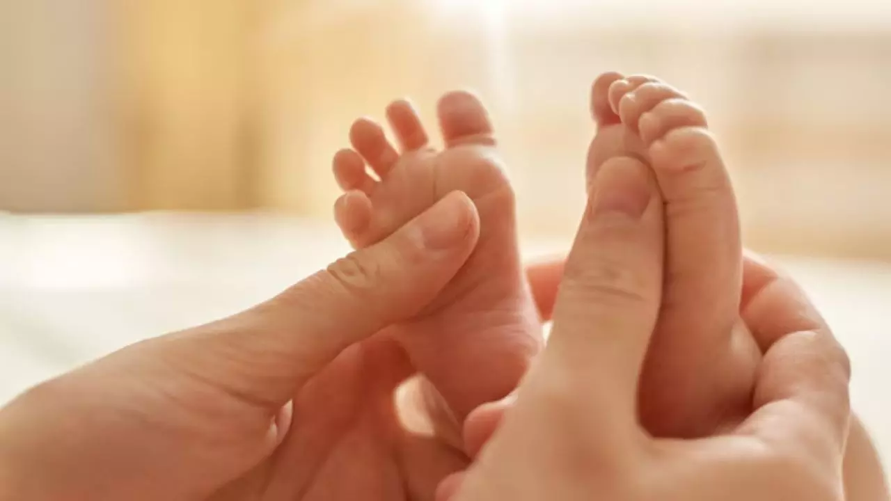 बच्चा पैदा होने से पहले दो महिलाओं ने किया था कॉन्ट्रैक्ट, HIV पॉजिटिव होने पर नहीं अपना रही दोनों मां