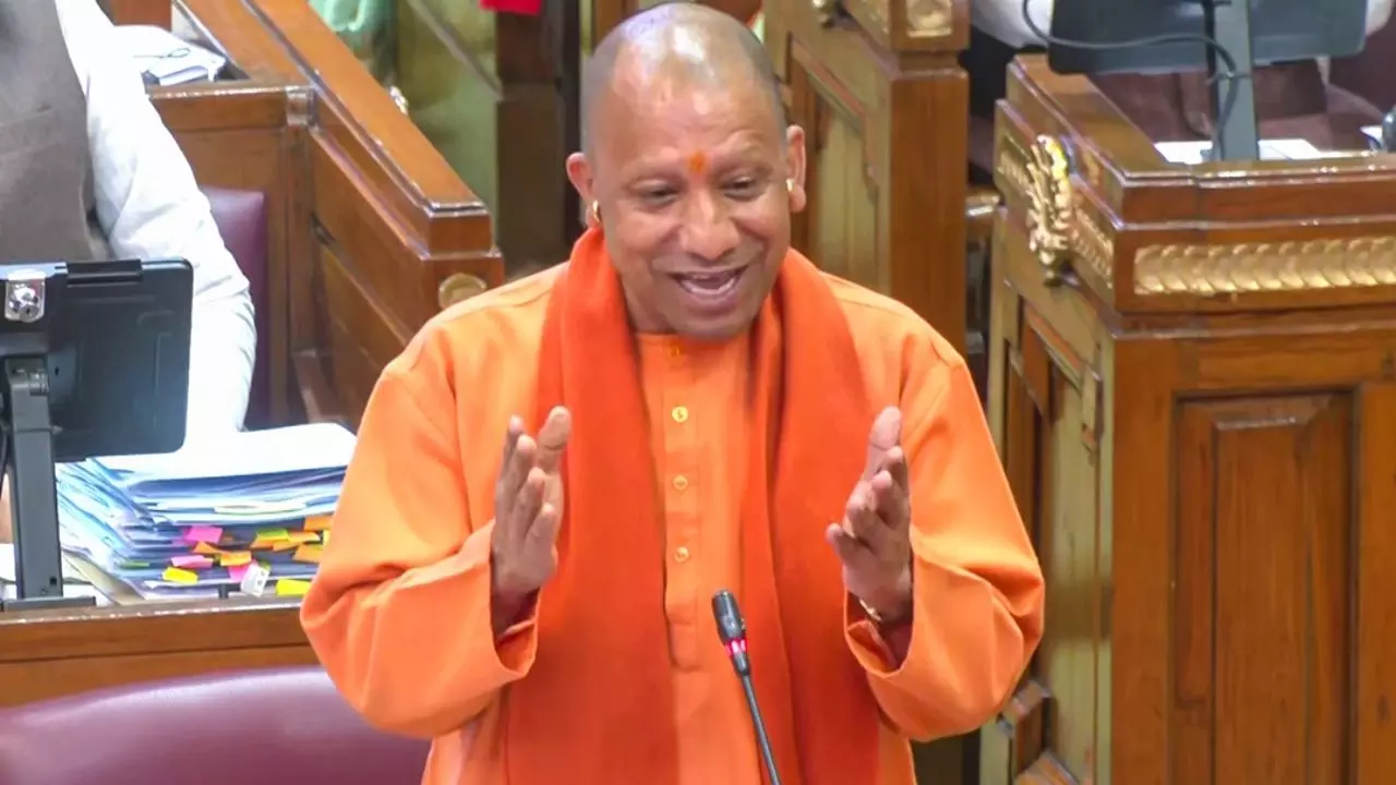 नाव चलाने वाले के परिवार ने कमाए करोड़ों रुपये, सीएम योगी ने सुनाई कहानी, लोगों ने कहा- मुझे भी नाविक बनना है नाव चलाने वाले के परिवार ने कमाए करोड़ों रुपये, सीएम योगी ने सुनाई कहानी, लोगों ने कहा- मुझे भी नाविक बनना है