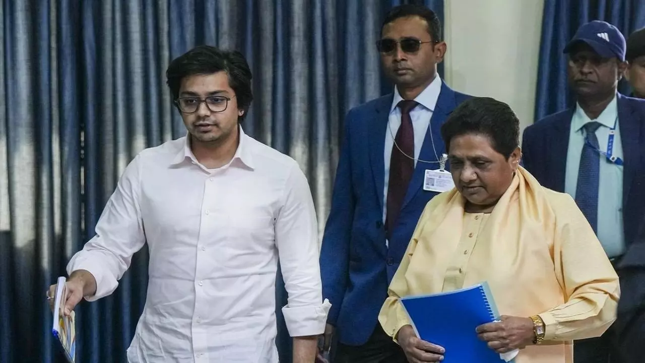 टूटते जनाधार पर ब्रेक! मायावती ने आकाश आनंद को फिर से बनाया BSP का सेनापति, संभालेंगे ये बड़ी जिम्मेदारी