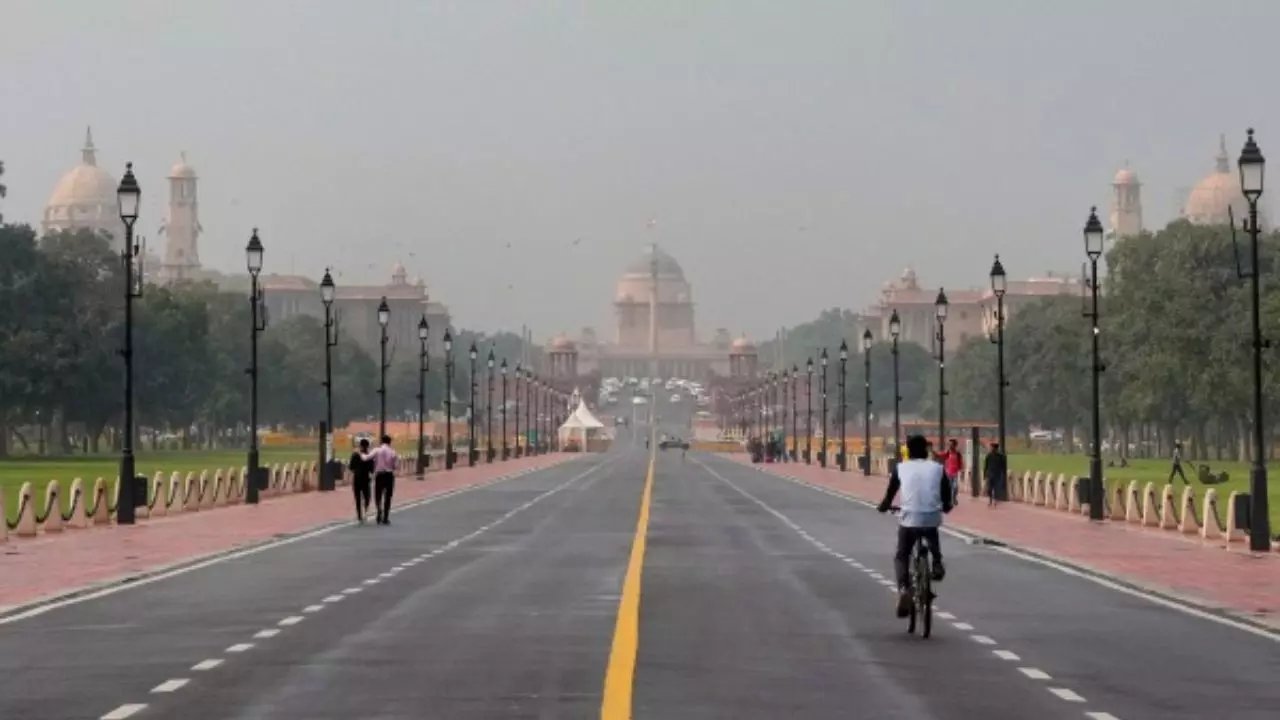 फिर लौट आई ठंड! बर्फीली हवाओं ने दिल्ली-NCR में बढ़ा दी सिहरन, निकलने लगे कंबल और रजाई
