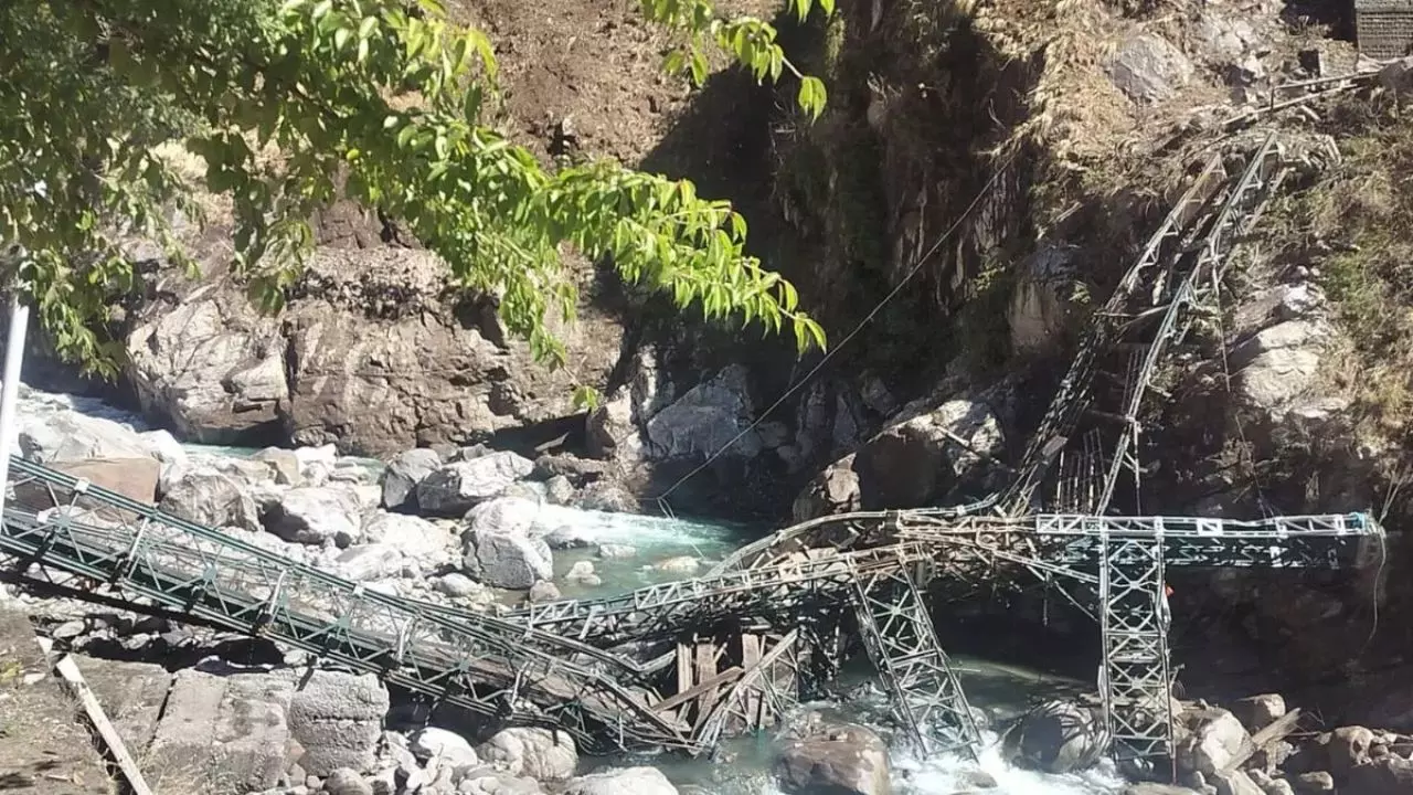 चमोली में हेमकुंड साहिब जाने वाला पुल टूटा, पहाड़ से पत्थर गिरने के कारण हुआ हादसा