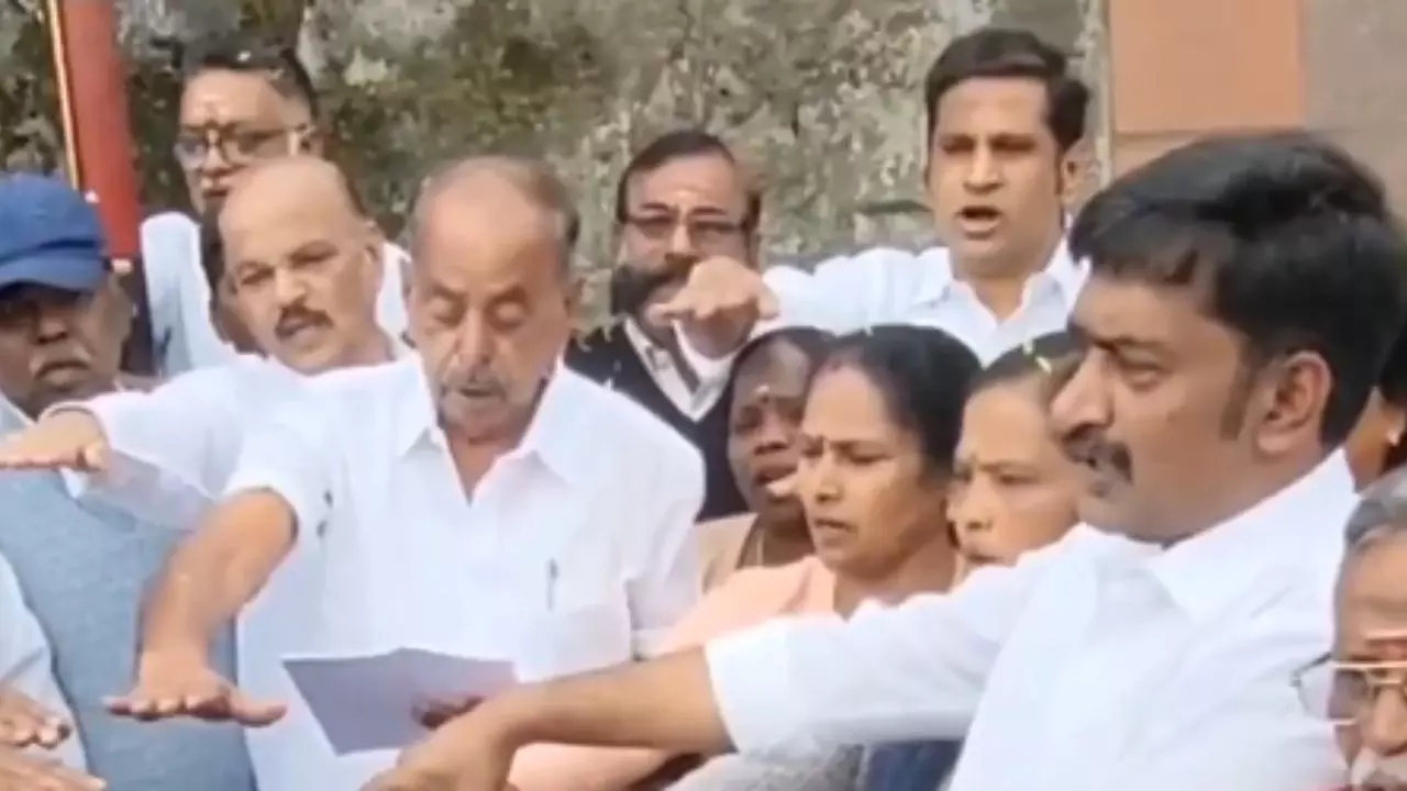हिंदी विरोधी शपथ समारोह में चोरी करते दिखे DMK नेता, BJP बोली - इन चोरों को कोई अलग नहीं कर सकता