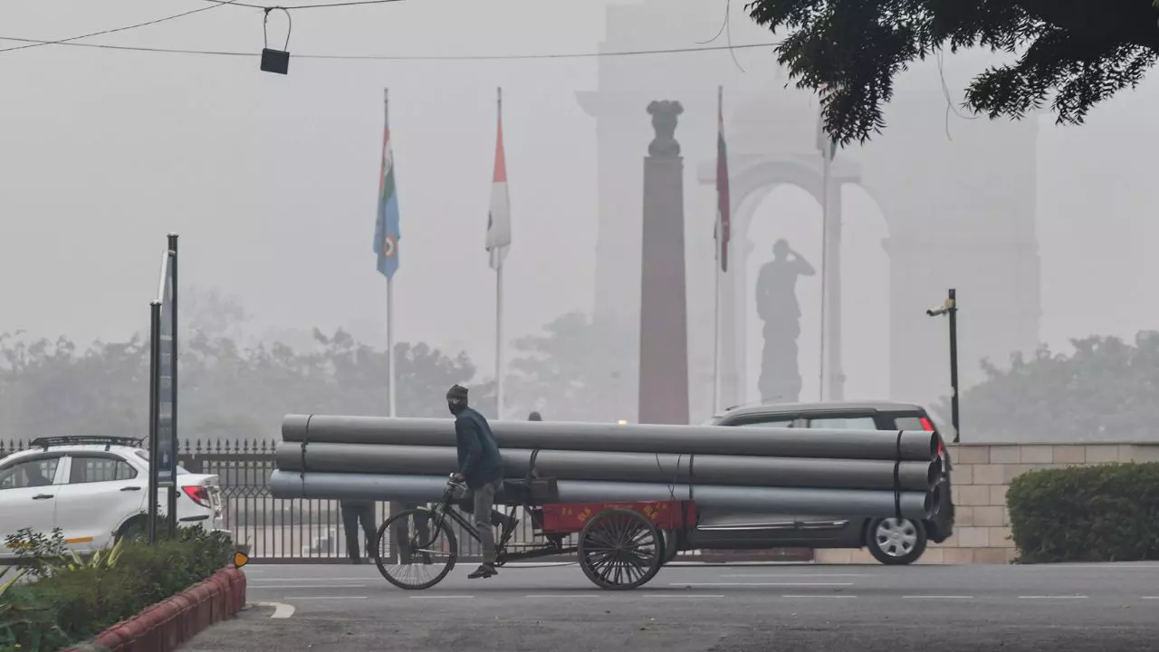 दिल्ली-NCR में तेज हवाओं ने बढ़ाई ठंड, जानें क्यों बदला अचानक राजधानी का मौसम? दिल्ली-NCR में तेज हवाओं ने बढ़ाई ठंड, जानें क्यों बदला अचानक राजधानी का मौसम?