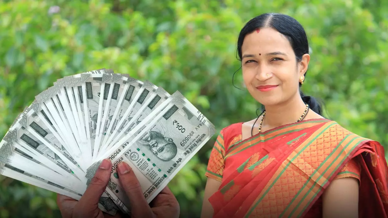 जिनके घर की सालाना आय होगी 3 लाख रुपये, दिल्ली की उन्हीं महिलाओं को हर महीने मिलेंगे 2500 जिनके घर की सालाना आय होगी 3 लाख रुपये, दिल्ली की उन्हीं महिलाओं को हर महीने मिलेंगे 2500