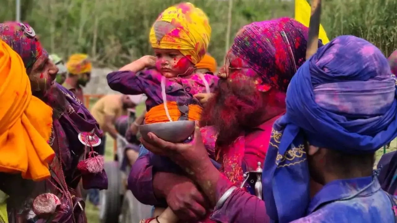 Hola Mohalla 2025: क्यों सिखों में खास है होला मोहल्ला का त्यौहार, जानें कैसे हुई थी शुरुआत