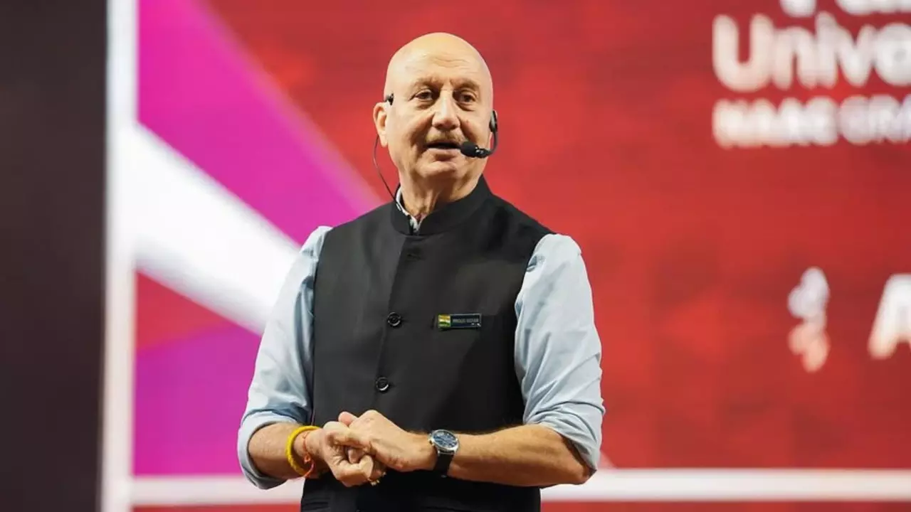 गंजेपन का बना मजाक, 27 दिन काटे प्लेटफार्म पर, एक्टिंग छोड़ने की मिली सलाह, ऐसे शुरु हुआ था Anupam Kher का करियर