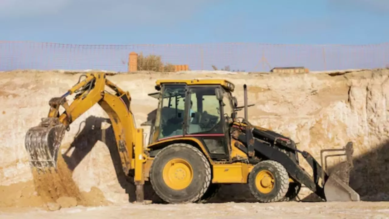 JCB ने ली मासूम की जान, गलती छुपाने के लिए ड्राइवर ने मिट्टी डाल कर दिया दफन