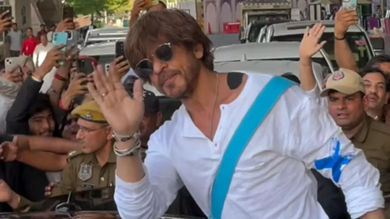IIFA अवॉर्ड्स के लिए Shah Rukh khan पहुंचे जयपुर, स्टाइलिश लुक देख फैंस हुए कायल