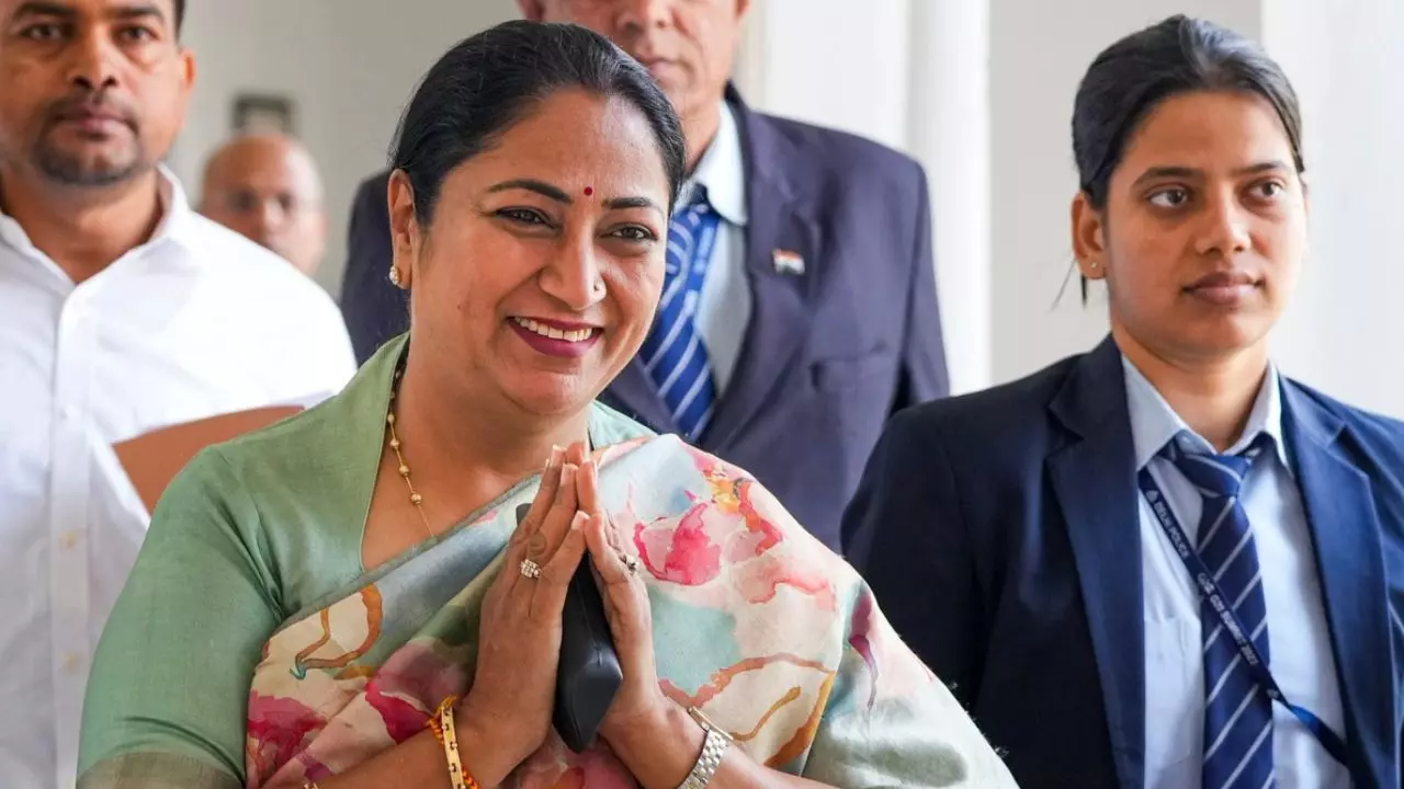 दिल्ली में महिला समृद्धि योजना को मिली मंजूरी, लेकिन इन महिलाओं के खाते में नहीं आएंगे 2500 रुपये