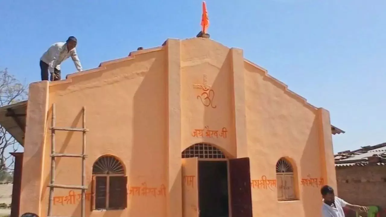 सफेद पर चढ़ा भगवा रंग! राजस्थान के इस गांव में 100 से ज्यादा लोगों ने अपनाया हिंदू धर्म; लिखा-जय श्री राम