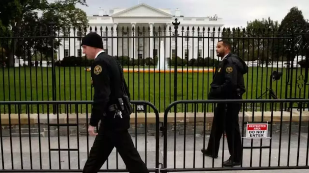 White House के बाहर गोलियों तड़तड़ाहट! ये शख्स लहरा रहा था बंदूक तो सीक्रेट सर्विस ने चलाई गोली; कहां थे ट्रंप?